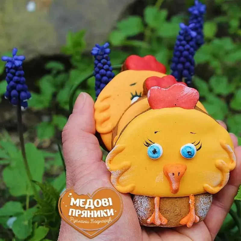 Кумедний пряник "Пухнасте курча" – яскравий  з блакитними очима та червоним гребінцем, декор паски, святкового кошика, подарунок