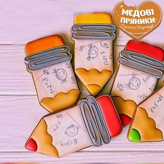 ПРЯНИК «ШКІЛЬНИЙ ОЛІВЕЦЬ З МАЛЮНКАМИ»