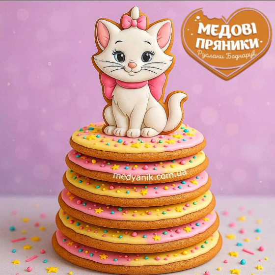 дитячий торт з пряників з топером киця з діснею Марі, підходить як пригощання дітям на день народження