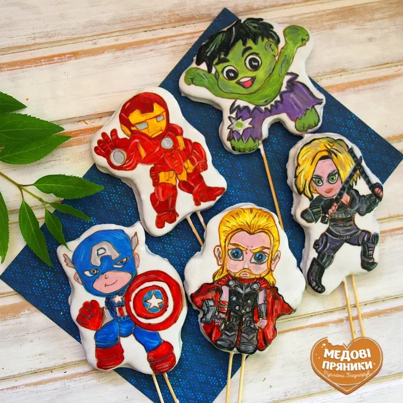 Набір пряників на торт «Герої Marvel» – супергеройський декор для свята | Medyanik