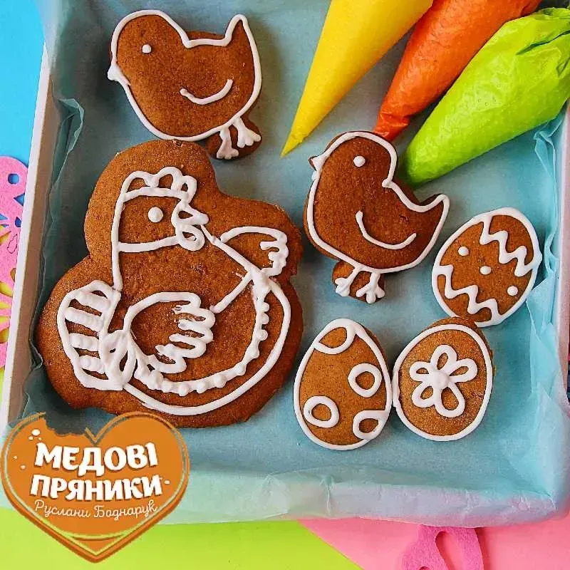 Набір пряників розмальовка «Курочка з курчатами» — Великодні медові пряники | Medyanik