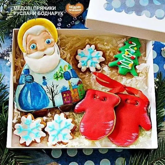 набір пряників на свято Миколая, яскраві новорічні пряники у подарунковій коробці