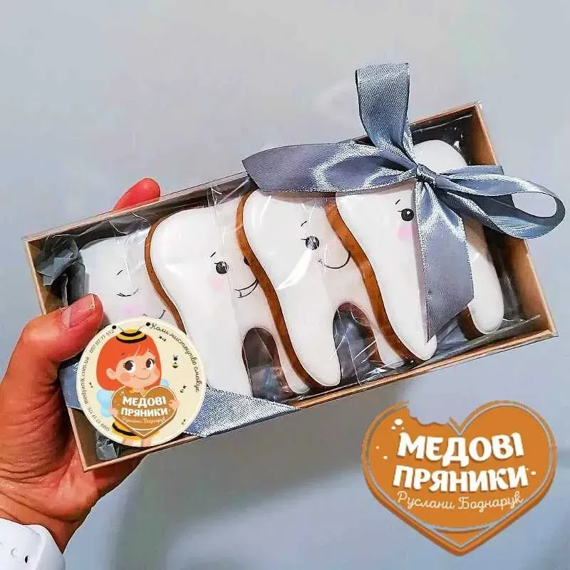пряники для поздравления кодню стоматолога, набор пряники 4 зуба в коробке