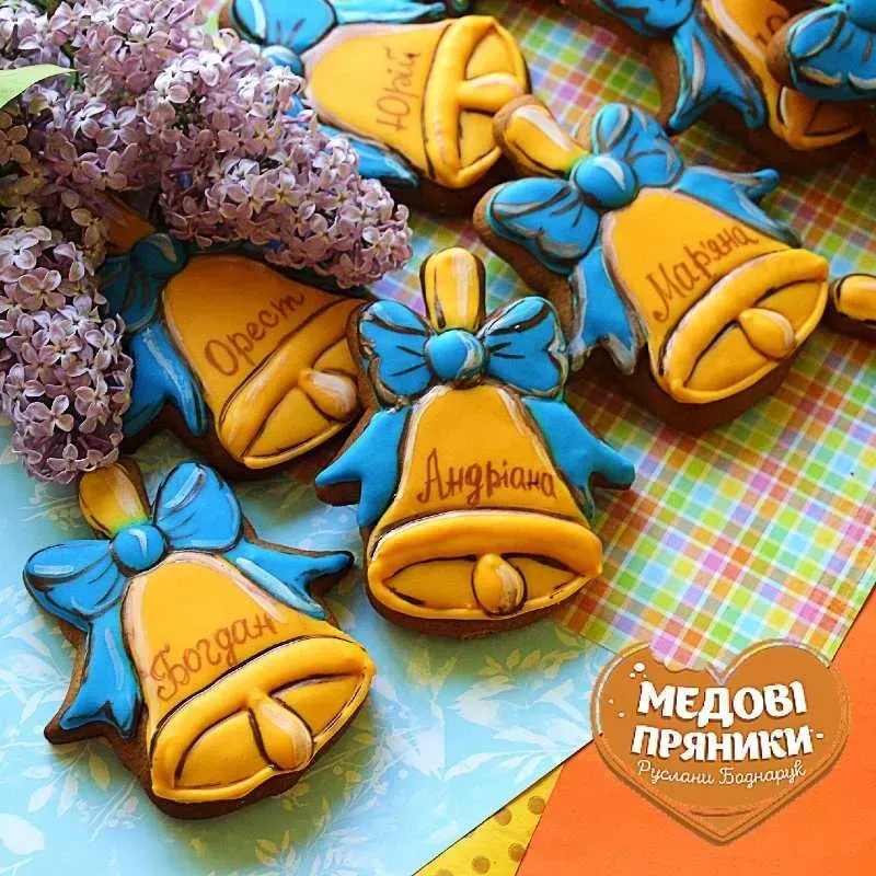 ▷МЕДОВІ ПРЯНИКИ НА ВИПУСКНИЙ ⭐Пряник "ШКІЛЬНИЙ ДЗВОНИК"з написом і стрічкою | Medyanik